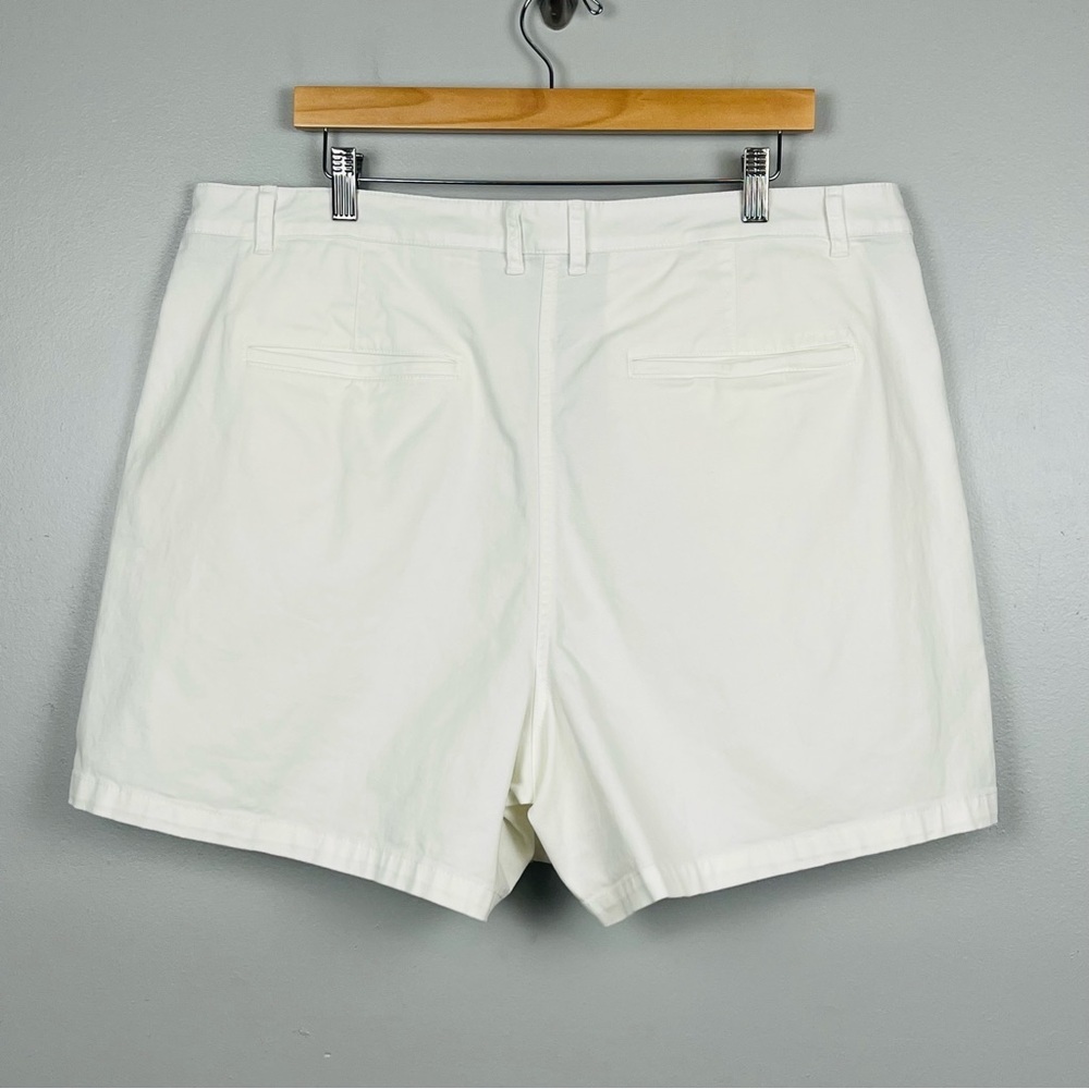 J.Crew white 5" pleated heritage chino cotton blend shorts, size 16. - Picture 3 of 7